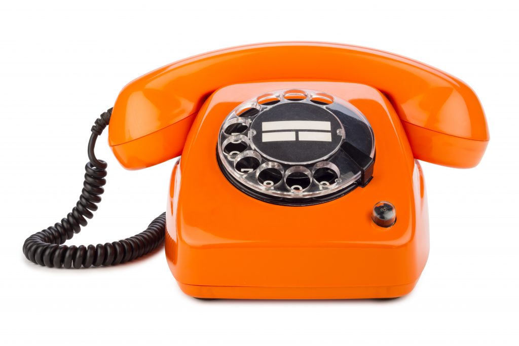 Orangefarbenes Telefon im Retrodesign